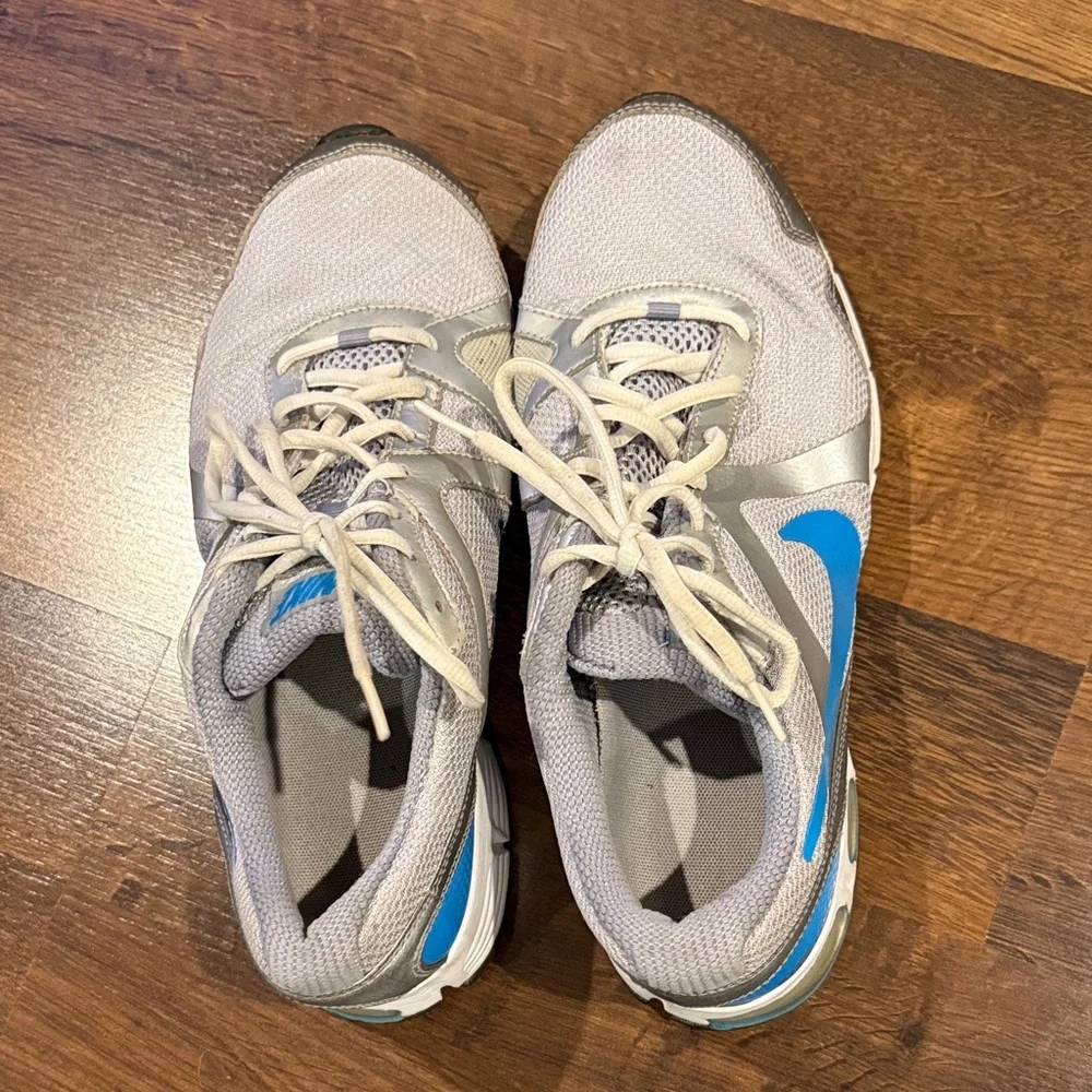 Nike sneakers silver